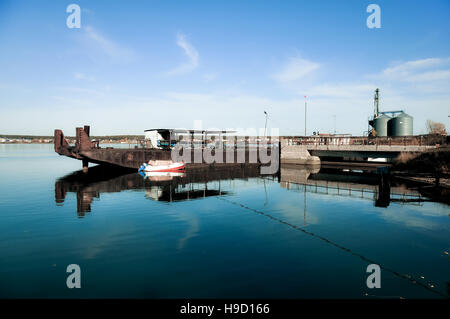 Grande nero bettolina è ancorata sul fiume Foto Stock