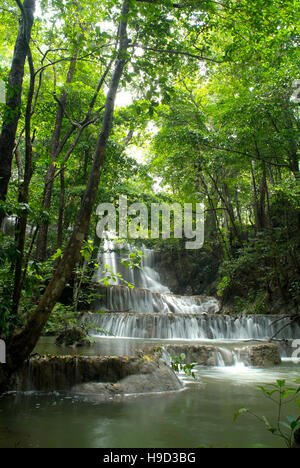 Mata Jitu cascata sull isola di Moyo, casa Amanwana, un lussuoso Tented Camp da Singapore-basato Aman Resorts, fuori dell'isola di Sumbawa, Indonesia. Foto Stock