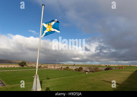 Fort George Scozia. Il reggimento reale della Scozia bandiera a mezz asta su Fort George. Foto Stock