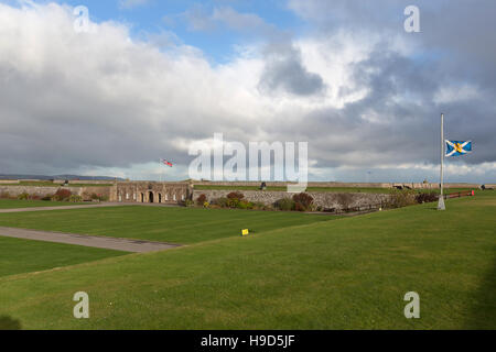 Fort George Scozia. Il reggimento reale della Scozia bandiera a mezz asta su Fort George. Foto Stock