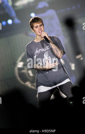 Bologna Italia. Il 19 novembre 2016. Il canadese del cantautore e attore JUSTIN BIEBER suona dal vivo sul palco di Unipol Arena durante la " Scopo W Foto Stock