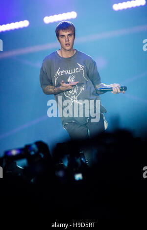 Bologna Italia. Il 19 novembre 2016. Il canadese del cantautore e attore JUSTIN BIEBER suona dal vivo sul palco di Unipol Arena durante la " Scopo W Foto Stock