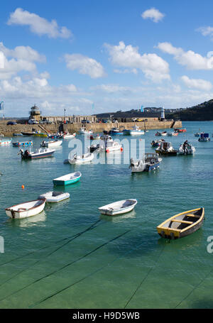 St Ives harbour imbarcazioni ad alta marea e Smeaton è Pier, Cornwall Inghilterra England Regno Unito. Foto Stock