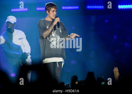 Bologna Italia. Il 19 novembre 2016. Il canadese del cantautore e attore JUSTIN BIEBER suona dal vivo sul palco di Unipol Arena durante la " Scopo W Foto Stock