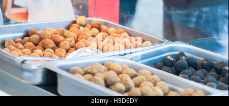 Il cibo italiano. Fritte olive ascolane . Tipico piatto regionale. Messa a fuoco selettiva. Foto Stock