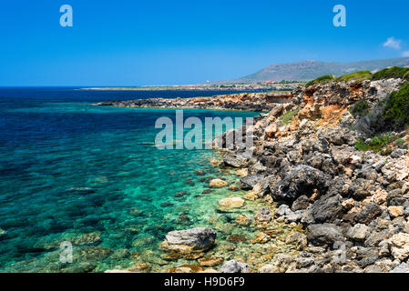 Bella Riva greco linea lungo la costa Kefalonian, Grecia Foto Stock