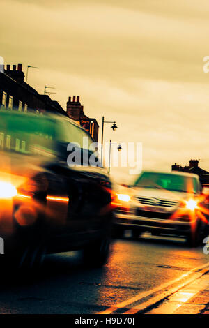 Libro atmosferica-stile di copertura a basso angolo di immagine di moto auto sfocata di notte Foto Stock