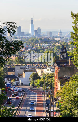 Vista verso sud lungo Archway Road per la City di Londra, da Hornsey Lane Bridge, a nord di Islington, Londra, Regno Unito, Luglio 2011 Foto Stock