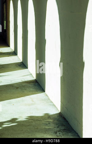 Nei toni del verde modello formato da ombre proiettate da colonne in un colonnato Foto Stock