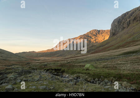 Solo wild camp sotto Scafell Pike su grande moss, piantato vicino all'ingresso ot poco narrocove nel distretto del lago. Foto Stock