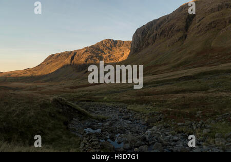 Solo Wild Camp sotto Scafell Pike su grande Moss, piantato vicino all'ingresso ot poco Narrocove nel distretto del lago. Foto Stock