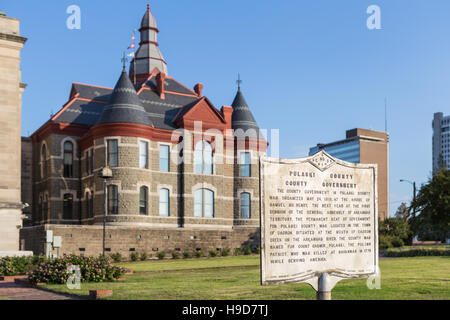 Un marcatore storico riassume la storia di Pulaski contea di governo al di fuori del tribunale di Little Rock, Arkansas. Foto Stock