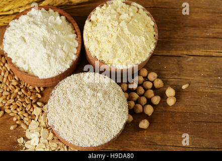 Avena, frumento e cece la farina in una ciotola di legno Foto Stock