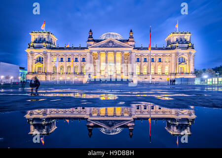 Notte a Berlino, l'Edificio del Reichstag o Deutscher Bundestag a Berlino, Germania. Foto Stock