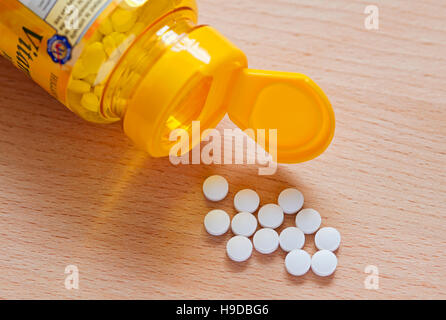 Primo piano delle pillole di Vitamin vit D pillole pillole di compresse fuoriuscite dal flacone di plastica Foto Stock