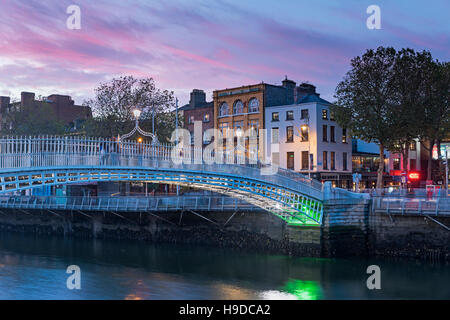 Ha'penny Bridge Dublino Irlanda Foto Stock