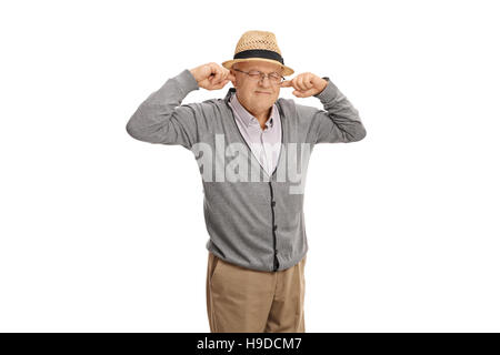 Uomo maturo collegando le sue orecchie con le sue dita isolato su sfondo bianco Foto Stock