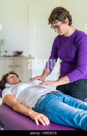 Magnetismo terapeutico, sessione di guarigione. Foto Stock