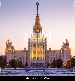 Lo skyline della citta'. Edificio principale della Lomonosov Moscow State University - MSU. È una delle Sette sorelle - di un gruppo di sette grattacieli di Mosca de Foto Stock