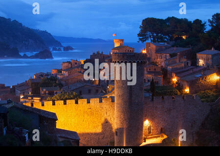 Spagna Costa Brava, Tossa de Mar di notte, Old Town (Vila Vella) case e mura di fortificazione con torre Foto Stock