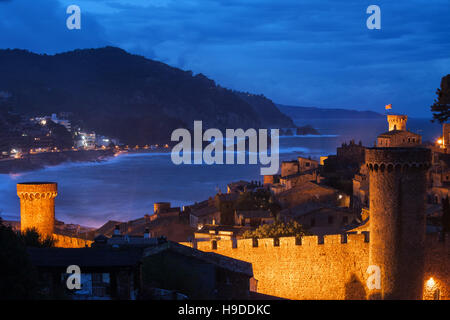 Spagna Costa Brava, Tossa de Mar, centro medievale della Città Vecchia di notte e il Mare Mediterraneo litorale Foto Stock