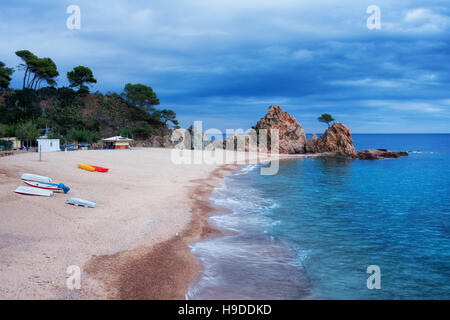 Spagna Costa Brava, città di Tossa de Mar, Platja de la Mar Menuda, spiaggia a mare mediterraneo Foto Stock