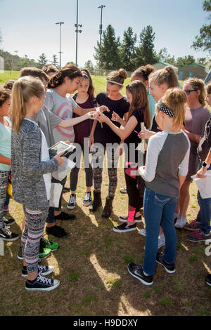 Multirazziale Mission Viejo, CA, gli studenti delle scuole medie di esaminare una polvere nera di razzi dopo il loro lancio come parte del loro programma di studi scientifici. Foto Stock