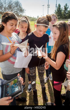 Multirazziale Mission Viejo, CA, gli studenti delle scuole medie di esaminare una polvere nera di razzi dopo il loro lancio come parte del loro programma di studi scientifici. Foto Stock