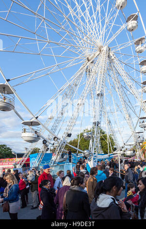 La grande ruota o ruota panoramica Ferris e la folla di gente alla fiera d'oca, Nottingham, Inghilterra, Regno Unito Foto Stock