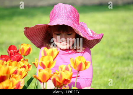 Bambina e tulip giardino di fiori Foto Stock