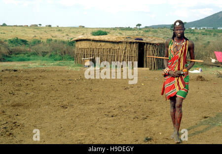 Maasai semi-nomadi situato nella Riserva Nazionale di Masai Mara Kenya Africa. I Masai il vivere per sempre radicato esclusivamente il loro bestiame, raggiungendo lui Foto Stock