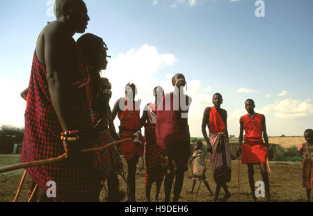 Maasai semi-nomadi situato nella Riserva Nazionale di Masai Mara Kenya Africa. Tutta la sua forza era basata su una organizzazione militare. Mentre il loro nom Foto Stock