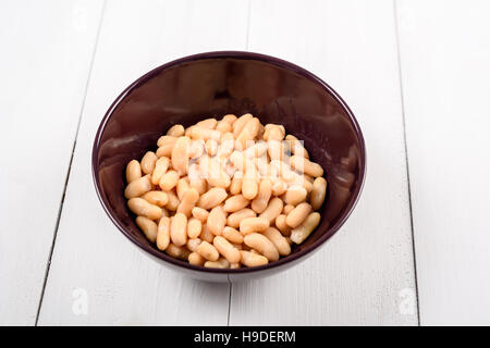 Conserve di fagioli bianchi in vaso Foto Stock