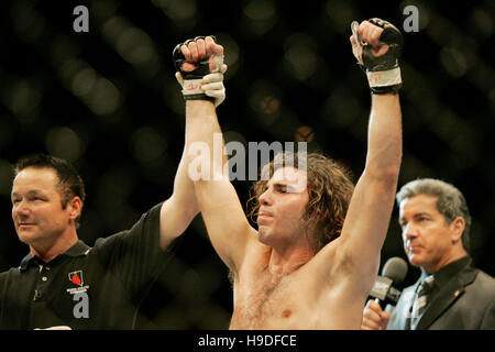 Clay Guida celebra la sua vittoria su Justin James a Ultimate Fighting Championships (UFC) 64 al Mandalay Bay Events Centre di Las Vegas, Nevada, Sabato 14 Ottobre, 2006. Photo credit: Francesco Specker Foto Stock