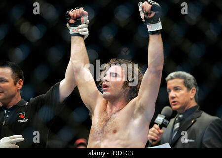 Clay Guida celebra la sua vittoria su Justin James a Ultimate Fighting Championships (UFC) 64 al Mandalay Bay Events Centre di Las Vegas, Nevada, Sabato 14 Ottobre, 2006. Photo credit: Francesco Specker Foto Stock