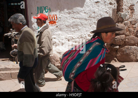 La Valle Sacra, Pisac, Perù. Pisac domenica giorno di mercato. Pisac. La Valle Sacra. Pisac, o Pisaq in Quechua, è una piccola città a circa 35 km da Cuzco. Pisac mi Foto Stock
