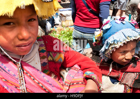 La Valle Sacra, Pisac, Perù. Pisac domenica giorno di mercato. Pisac. La Valle Sacra. Pisac, o Pisaq in Quechua, è una piccola città a circa 35 km da Cuzco. Pisac mi Foto Stock