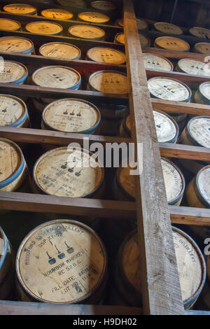 Versailles, KY, Stati Uniti d'America - 19 Ottobre 2016 : File di botti di rovere affinamento in Woodford Reserve Bourbon Distilleria Rik house. Foto Stock