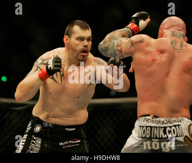 Tim Sylvia, sinistra, combatte Jeff Monson durante la Ultimate Fighting Championship UFC 65 all'Arco Arena di Sacramento, CA, il 18 novembre 2006. Photo credit: Francesco Specker Foto Stock