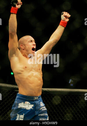 Georges St Pierre celebra la sua vittoria su Matt Hughes durante Ultimate Fighting Championship UFC 65 all'Arco Arena di Sacramento, CA, il 18 novembre 2006. Pierre ha vinto il titolo welterweight. Photo credit: Francesco Specker Foto Stock