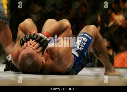 Georges St Pierre celebra la sua vittoria su Matt Hughes durante Ultimate Fighting Championship UFC 65 all'Arco Arena di Sacramento, CA, il 18 novembre 2006. Pierre ha vinto il titolo welterweight. Photo credit: Francesco Specker Foto Stock