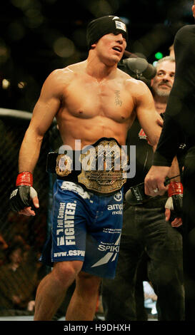Georges St Pierre celebra la sua vittoria su Matt Hughes durante Ultimate Fighting Championship UFC 65 all'Arco Arena di Sacramento, CA, il 18 novembre 2006. Pierre ha vinto il titolo welterweight. Photo credit: Francesco Specker Foto Stock
