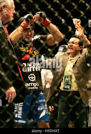 Georges St Pierre celebra la sua vittoria su Matt Hughes durante Ultimate Fighting Championship UFC 65 all'Arco Arena di Sacramento, CA, il 18 novembre 2006. Pierre ha vinto il titolo welterweight. Photo credit: Francesco Specker Foto Stock