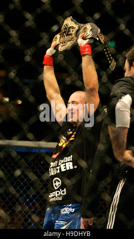 Georges St Pierre celebra la sua vittoria su Matt Hughes durante Ultimate Fighting Championship UFC 65 all'Arco Arena di Sacramento, CA, il 18 novembre 2006. Pierre ha vinto il titolo welterweight. Photo credit: Francesco Specker Foto Stock