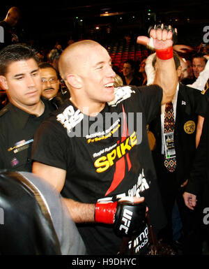 Georges St Pierre celebra la sua vittoria su Matt Hughes durante Ultimate Fighting Championship UFC 65 all'Arco Arena di Sacramento, CA, il 18 novembre 2006. Pierre ha vinto il titolo welterweight. Photo credit: Francesco Specker Foto Stock
