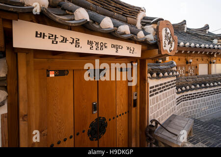 I turisti nel Villaggio Bukchon dove il vecchio tradizionale Coreana di case sono trovati, Seoul, Corea Foto Stock