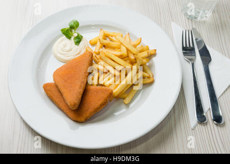 Formaggio fritto con patatine e salsa tartara Foto Stock