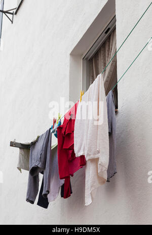 Asciugatura della biancheria appesa sulla linea di abbigliamento nella città spagnola Foto Stock