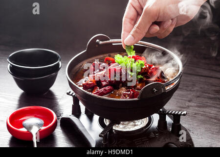 Sichuan pot di peperoncino, cinese tradizionale cucina speziata Foto Stock