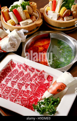 Doppio sapore hot pot con manzo e set di vegetali Foto Stock